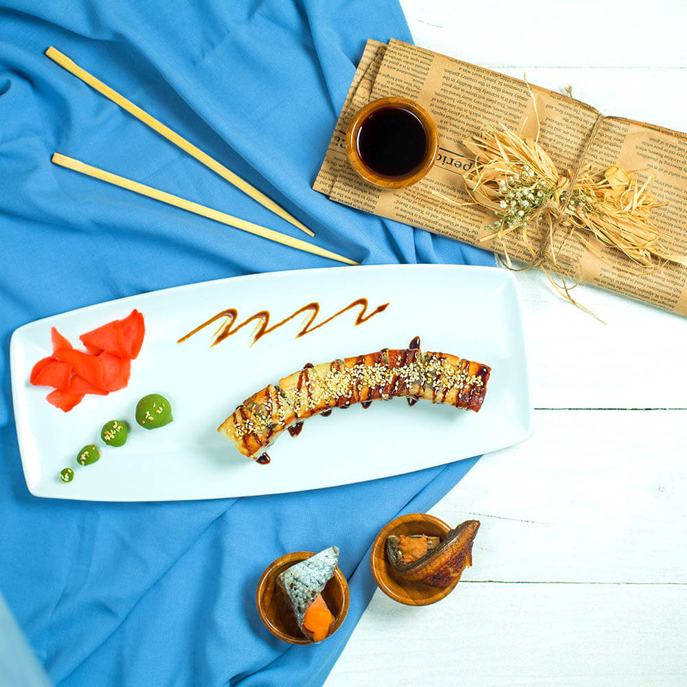 Сервировка японской кухни в традиционном японском стиле на столе. Вид сверху.